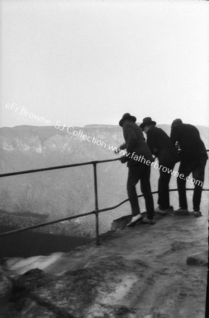 PARAPET WITH 3 'VIEWERS'